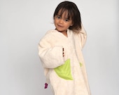 Bata de baño con capucha de niña con pequeña hada de gotero de algodón orgánico certificado GOTS. Túnica inspirada en Waldorf para niñas ecológicas.