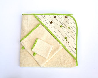 Hooded towel for organic baby in lime green and chocolate brown. Organic cotton apron towel set with owl pattern.