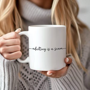 Adulting is een oplichterij koffiemok - grappig sarcastisch en onbeleefd humor cadeau voor koffieliefhebbers, snobistische nieuwigheidsbeker, beledigende mokken