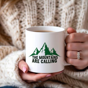 Der Berg ruft Kaffeetasse | Outdoor Abenteuer Becher | Wandern & Camping Geschenk für Wanderer, Reisekaffeetasse