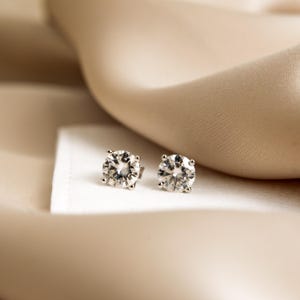 Rund Moissanit Ohrstecker, 4-Zacken Solitär Ohrringe, Sterling Silber Minimalist Schmuck, Elegantes Brautgeschenk für sie, Paar Geschenk