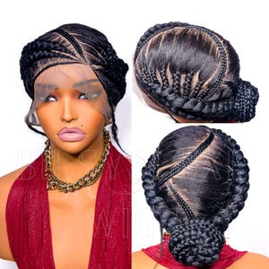 Peut inclure: Perruque noire tressée avec un devant en dentelle, coiffée en chignon. La perruque présente des tresses en épi complexes autour de la tête et un chignon à la nuque. La perruque est conçue pour imiter une coiffure tressée naturelle.