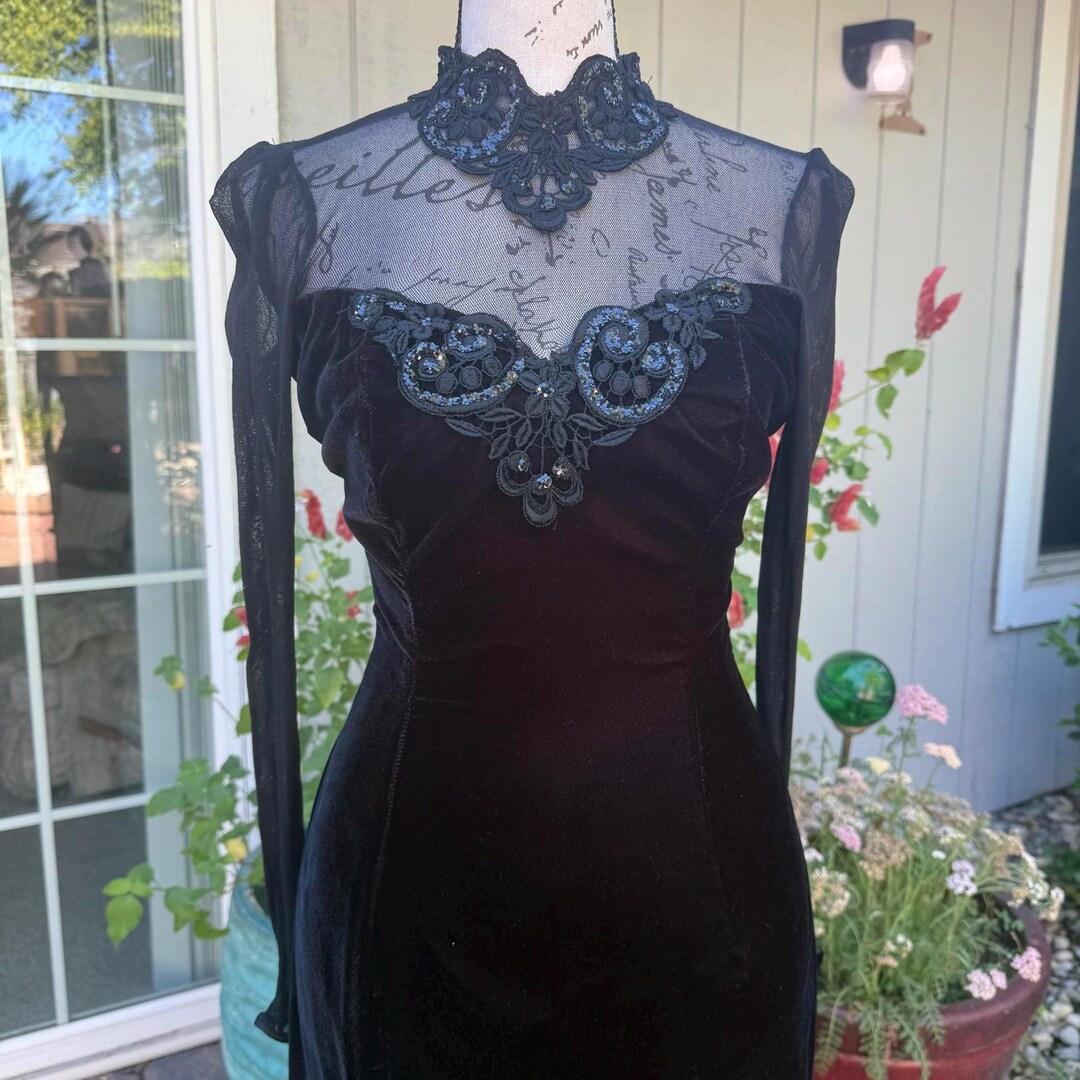 a line graduation dresses V Neck Lace Long Formal Evening Prom with Be Dress Hats for Men Little Black Dresses Color:Black and Cabernet