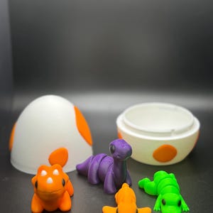 Dinosaur Egg with FOUR articulating Minatures