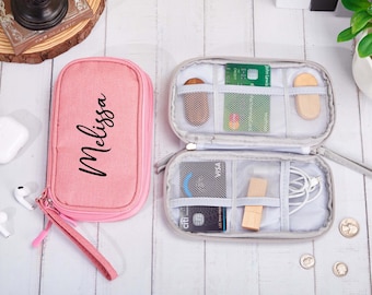 Può includere: Una custodia da viaggio rosa con il nome "Melissa" stampato su di essa. La custodia è aperta per rivelare un interno grigio con più scomparti e tasche per organizzare piccoli oggetti. La custodia è realizzata in un materiale morbido e resistente e ha una chiusura a zip.