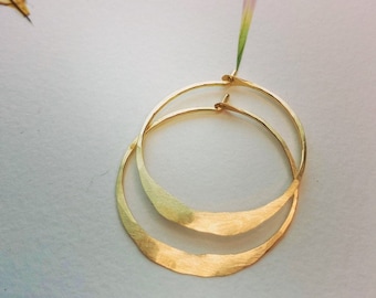 Delicate Hammered Gold Hoop Earrings, ultra flat dainty hoops, light simple minimalist gold hoop earrings, gold hoops, dainty gold hoops