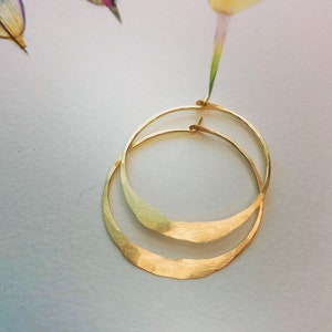 Delicate Hammered Gold Hoop Earrings, ultra flat dainty hoops, light simple minimalist gold hoop earrings, gold hoops, dainty gold hoops