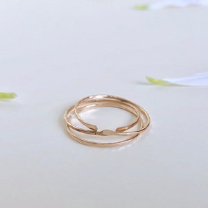 Puede incluir: Tres anillos apilables de color dorado. Los anillos son finos y delicados, con una textura martillada.
