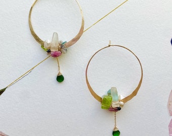 Délicates créoles arc-en-ciel avec pierres précieuses/grandes créoles martelées/boucles d'oreilles péridot/boucles d'oreilles de mariée/cadeau unique pour elle/