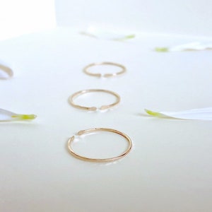 Puede incluir: Tres anillos de oro con acabado martillado. Los anillos est&aacute;n abiertos y tienen un espacio en un lado.