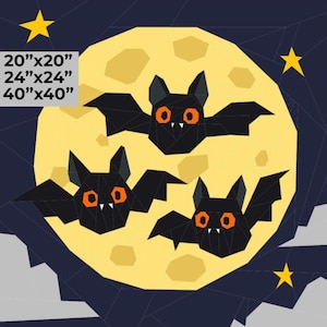 Puede incluir: Una obra de arte con temática de Halloween que presenta tres murciélagos negros con ojos naranjas volando frente a una gran luna amarilla. El fondo es un cielo nocturno azul oscuro con estrellas y nubes. Tamaños disponibles: 50.8cm x 50.8cm, 61cm x 61cm, y 101.6cm x 101.6cm.