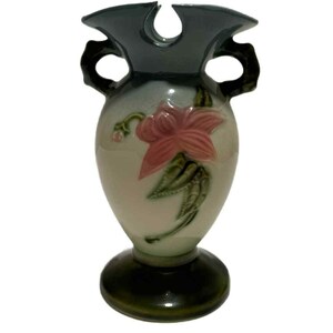 Beautiful 1950&#39;s Hull Pottery Vase in the Woodland Pattern
