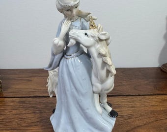 Carillon vintage in porcellana Simson con dama e unicorno, statuetta fantasy degli anni '80 (blu pastello)