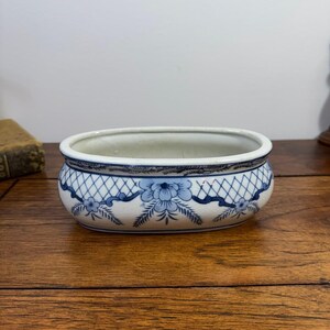 Cache-pot ovale vintage en céramique bleue et blanche, style Delft, à motif treillis et fleurs