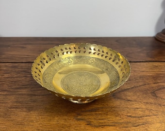 Portagioie vintage in ottone con piedistallo, ciotola traforata con motivo floreale inciso, contenitore in ottone stile boho