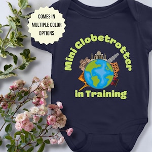 Mini Globetrotter im Training Body | Weltreisender Baby Bodysuit Onesie, Kartenliebhaber, Weltenbummler-Babygeschenk, Reise inspirierte Babyparty