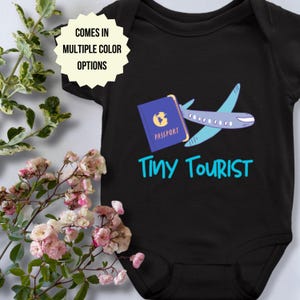 Tiny Tourist Baby Strampelanzug Body | Baby an Bord niedlicher Pass, Flugzeug-Liebhaber, Reise-Baby-Outfit, Zielbaby, Zukunftsforscher
