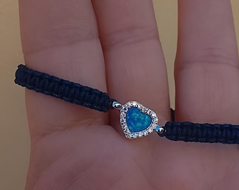 Armband med blått opalhjärta: Berlock i sterlingsilver på marinblått makramésnöre