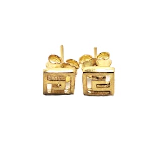 Aretes de plata bañados en oro de 18 quilates con diseño geométrico de llave griega y cuadrado meandro.