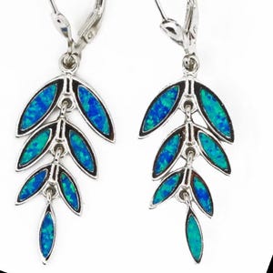 Pendientes colgantes de hoja de ópalo azul plateado con diseño de rama de olivo de inspiración griega.