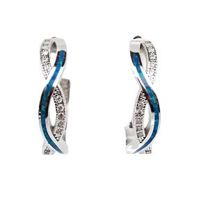 Könnte beinhalten: Ein Paar silberfarbene Creolen mit einem Unendlichkeitszeichen-Design. Die Ohrringe haben eine blau-türkise Einlage und sind mit kleinen, klaren Edelsteinen verziert. Das Design ist modern und elegant.