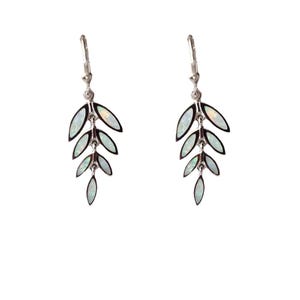 Pendientes colgantes de hoja de ópalo blanco plateado con diseño de rama de olivo de inspiración griega.