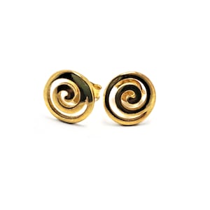 Può includere: Due orecchini a bottone a spirale color oro. Ogni orecchino presenta un design circolare con un motivo a spirale. Gli orecchini sono su uno sfondo bianco, evidenziando la loro lucentezza metallica e il design.