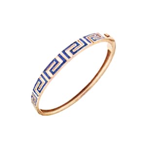 Può includere: Un bracciale rigido dorato con un motivo a chiave greca blu e bianco. Il bracciale ha una chiusura a cerniera e una finitura lucida. Il motivo si ripete intorno al bracciale. Il bracciale è un gioiello.
