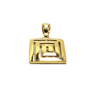 Könnte beinhalten: Ein goldfarbener Anhänger mit quadratischer Form und griechischem Schlüsseldesign. Der Anhänger hat oben eine Schlaufe für eine Kette. Das Design ist ein sich wiederholendes Muster aus ineinandergreifenden Linien.