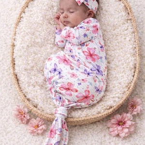 Set med knutna babyklänningar i akvarellmönster: Nyföddoutfit med rosett och vantar