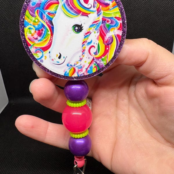Carrete de insignias inspirado en unicornio colorido.