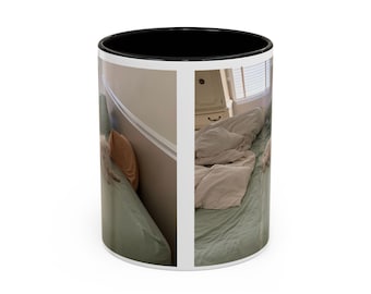 Tazza da caffè con letto accogliente e piccolo cane bianco decorativo / Tazza con foto