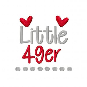 Puede incluir: Un diseño bordado en gris y rojo con el texto "Little 49er" y dos corazones rojos sobre el texto. También hay una fila de puntos grises debajo del texto.