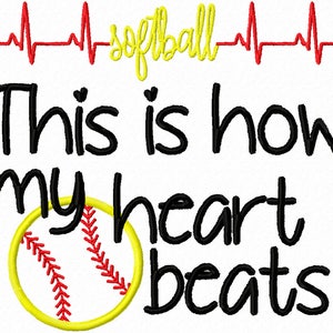 Op de afbeelding: Witte achtergrond met de tekst "This is how my heart beats" in zwart script. Onderaan een gele softbal met rode stiksels. Boven de tekst staat een rode hartslaglijn en het woord "softbal" in geel.