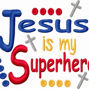 Puede incluir: Diseño bordado con el texto "Jesús es mi superhéroe" en hilo rojo, azul, amarillo y gris. El diseño incluye cuatro cruces y varios círculos pequeños.