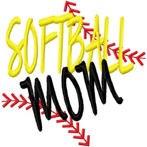Op de afbeelding: Een geborduurd ontwerp met de tekst "Softball Mom" in geel en zwart, met rode stiksels die lijken op een honkbalnaad.