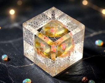 Cubo de vidrio soplado: Flor de ópalo ahumado con fondo tallado con patrón