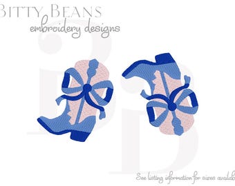 Könnte beinhalten: Zwei Stickmuster von Cowboy-Stiefeln in Blau und Rosa, jeweils mit einer blauen Schleife verziert. Der Text "Bitty Beans embroidery designs" steht oben. Der Satz "See listing information for sizes available" steht unten.