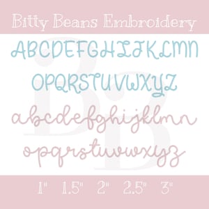 Könnte beinhalten: Ein Diagramm des Alphabets in Groß- und Kleinbuchstaben. Die Buchstaben sind in hellblau und rosa gestickt. Das Diagramm enthält Größenangaben in Zoll.