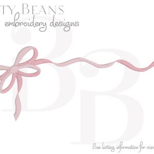 Può includere: Illustrazione ad acquerello di un fiocco di nastro rosa con una coda fluente. Il testo "Bitty Beans embroidery designs" è in alto. La parte inferiore dell'immagine contiene il testo "See listing information for sizes available."