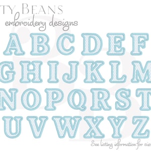 Könnte beinhalten: Ein komplettes Alphabet aus gestickten Buchstaben in Hellblau und Weiß. Die Buchstaben sind hellblau umrandet und mit einem gepunkteten weißen Füllmuster versehen. Der Text "Bitty Beans embroidery designs" steht oben und unten "See listing information for sizes available".