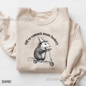 Comfort Colors® Mama Opossum-tröja, Off To Commit Mom Foolery-tröja, rolig Opossum-scootertröja, graviditetsmeddelandetröja