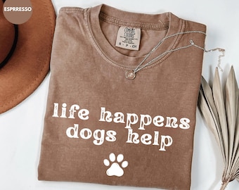 Camiseta "Life Happens Dogs Help" de Comfort Colors®, divertida camiseta para mujer amante de los perros, adorable camiseta para terapia con mascotas, sudadera "Cachorros Love", regalo para mamá perruna