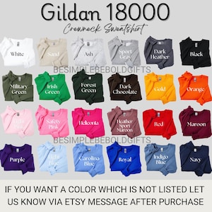 Puede incluir: Una variedad de sudaderas Gildan 18000 con cuello redondo en varios colores, incluyendo blanco, negro y azul marino. La imagen muestra los colores disponibles, con etiquetas de texto para cada uno. El texto "BESIMPLEBEBOLDGIFTS" tambi&eacute;n es visible.