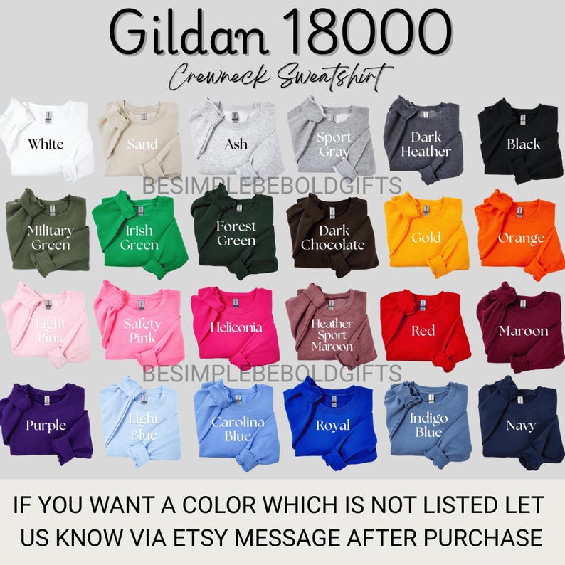 Puede incluir: Una variedad de sudaderas Gildan 18000 con cuello redondo en varios colores, incluyendo blanco, negro y azul marino. La imagen muestra los colores disponibles, con etiquetas de texto para cada uno. El texto "BESIMPLEBEBOLDGIFTS" tambi&eacute;n es visible.