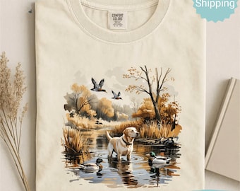 Camiseta retro Comfort Colors® con labrador retriever y patos silvestres, camiseta vintage de perro de caza de los años 90, regalo rústico para amantes de la naturaleza al aire libre.