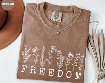 Comfort Colors® Freedom blommig skjorta, minimalistisk frihetströja, USA Freedom-tröja, patriotisk luvtröja, avslappnad t-shirt, frihetströja för kvinnor