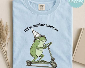 Comfort Colors® 感情をコントロールするシャツ、面白いカエルのスクーターのメンタルヘルスTシャツ、SELセラピストのクルーネック、カウンセラーへのギフト
