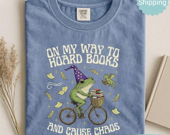 Comfort Colors® Lustiges Frosch-Leserzeichen-T-Shirt, Auf meinem Weg, Bücher zu horten und Chaos zu verursachen Shirt, Tom Foolery Shirt, gemütliches Cottagecore Sweatshirt