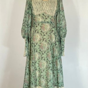 Vintage 1970&#39;s Romantic Gunne Sax etiqueta negra vestido floral verde